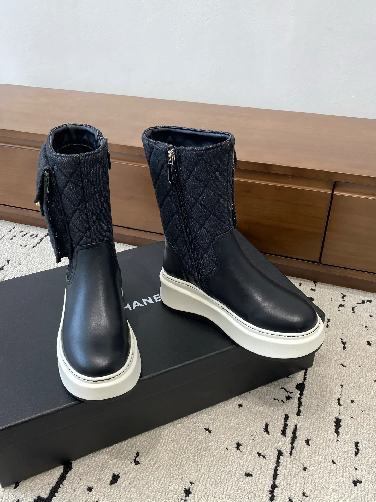👟👟Ex-factory price 840👟👟 CHANEL 2025s autumn and winter series thick-soled high short boots, high and short are made of imported cowhide respectively, with an additional height of 5cm to show leg length. The boots follow Chanel's classic rhombus pattern, plus a small bag that can be opened to carry small things. Xiao Meimei especially likes it. This is a hot style created by Chanel this autumn and winter. With the traditional inner zipper, it is easy to put on the feet and super comfortable. It is a must-have for this autumn and winter. Upper material: imported cowhide with rhombus microfiber, washed denim ❤︎ Consistently authentic ❤︎ Outsole: original Italian TPU foam outsole Number of yards: 35-40 (40 is custom-made, non-refundable and non-exchangeable) Buy now👉 Buy now👉
